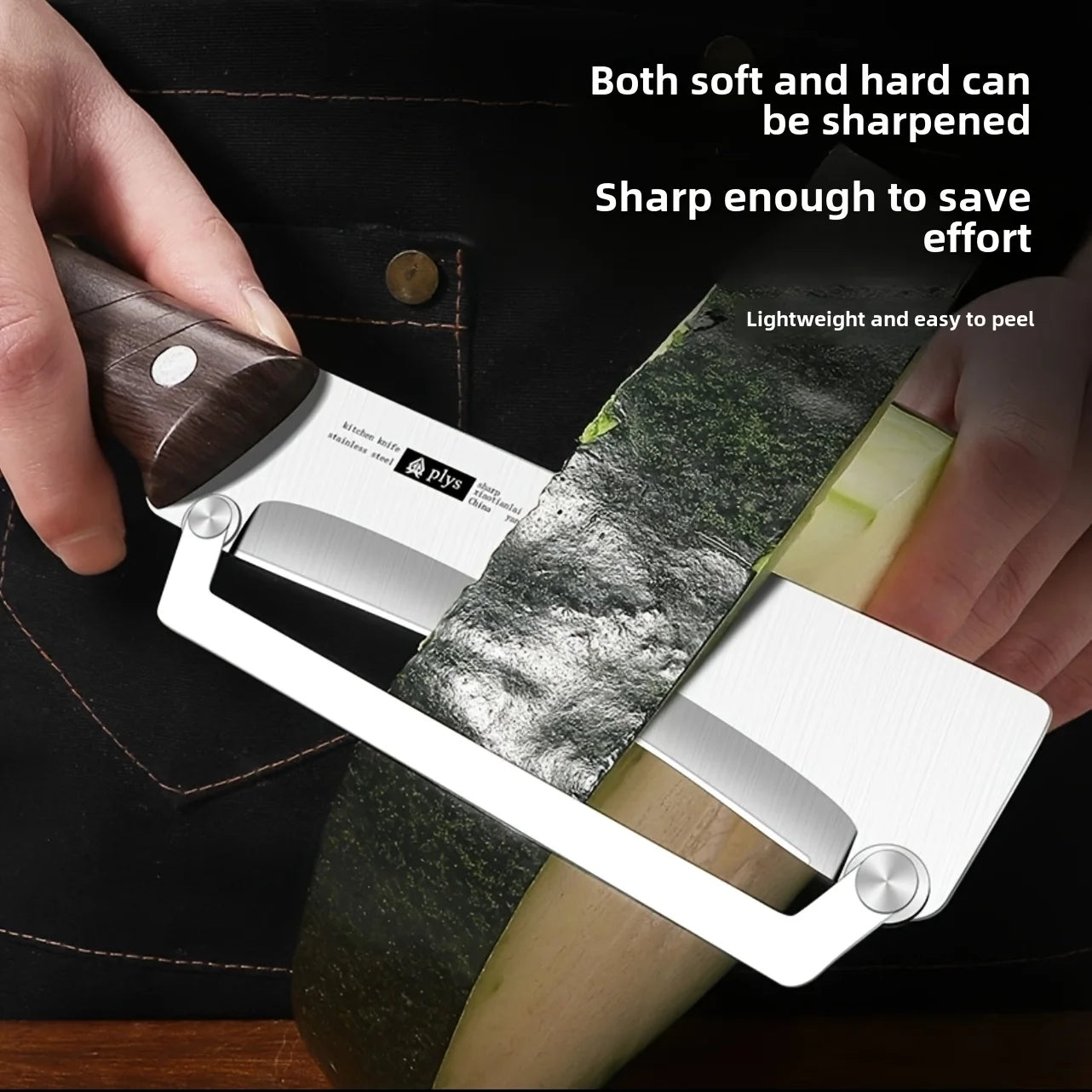 Descascador de frutas e vegetais de aço inoxidável com cabo de madeira.