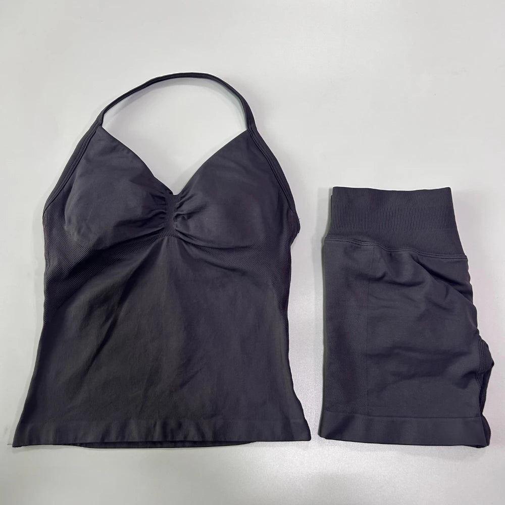 Conjunto de treino sem costura – Regata fitness feminina e shorts franzidos.