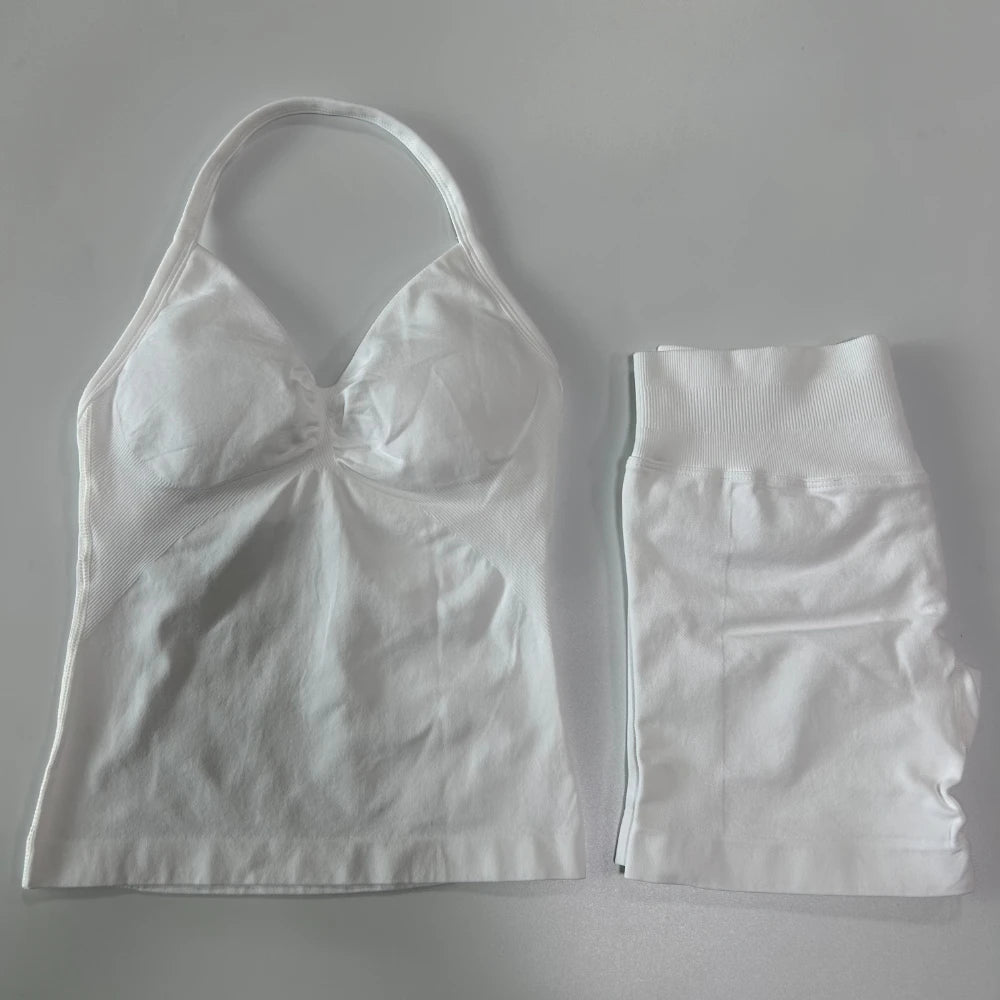 Conjunto de treino sem costura – Regata fitness feminina e shorts franzidos.