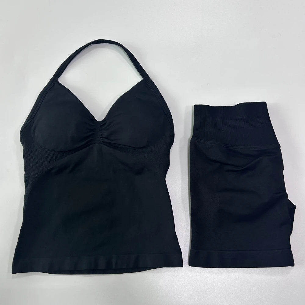Conjunto de treino sem costura – Regata fitness feminina e shorts franzidos.