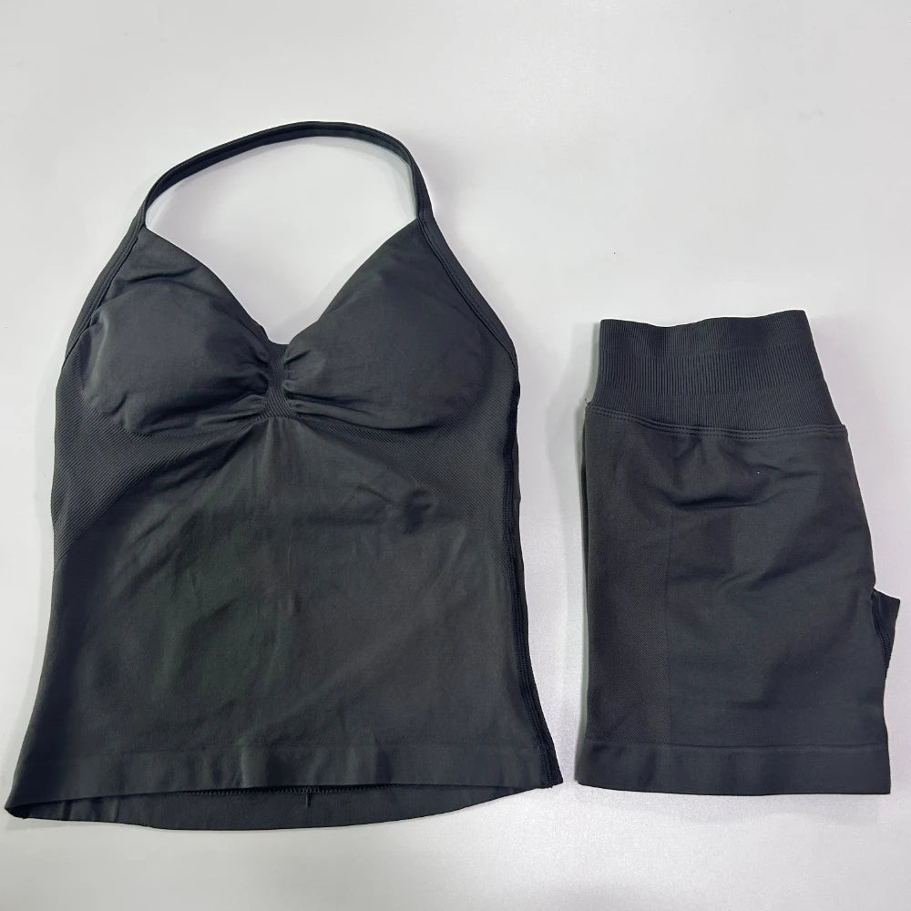 Conjunto de treino sem costura – Regata fitness feminina e shorts franzidos.