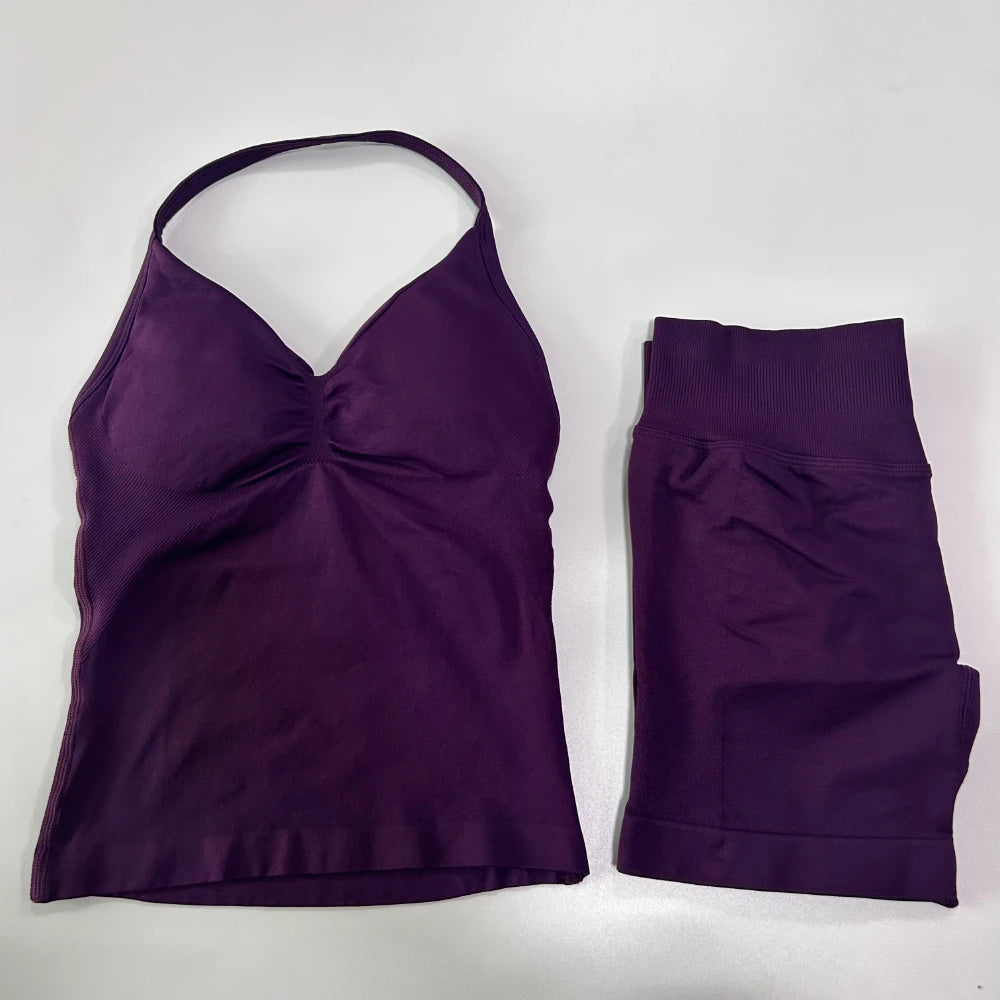 Conjunto de treino sem costura – Regata fitness feminina e shorts franzidos.