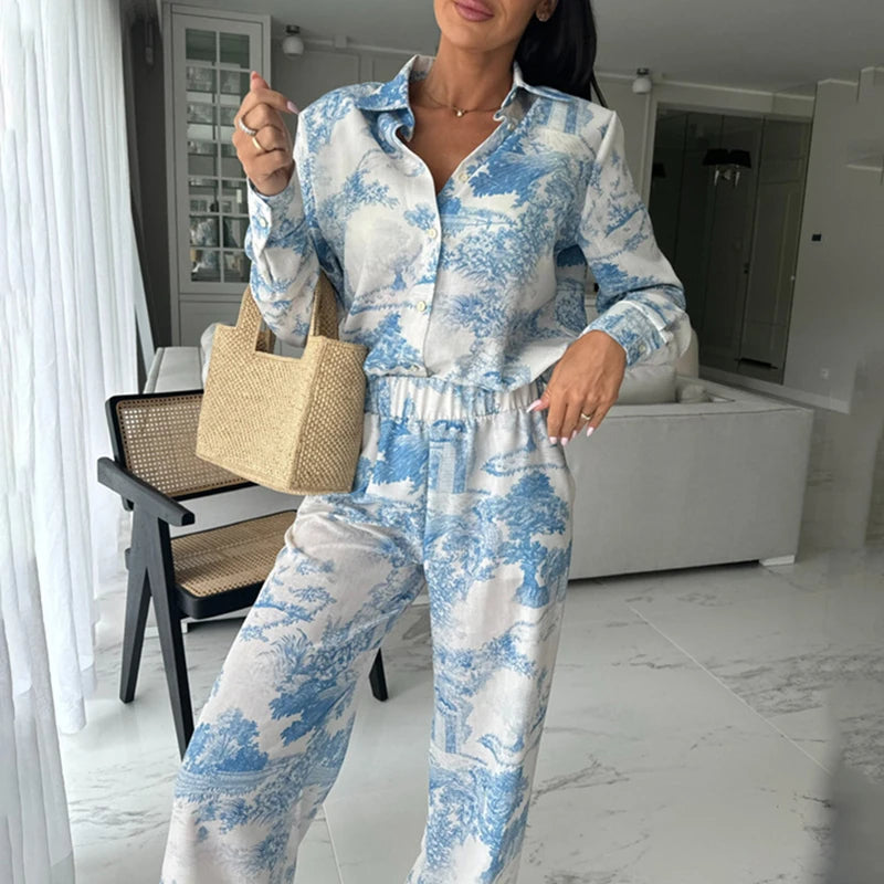 Conjunto casual de outono – blusa folgada e calça reta com cós elástico.