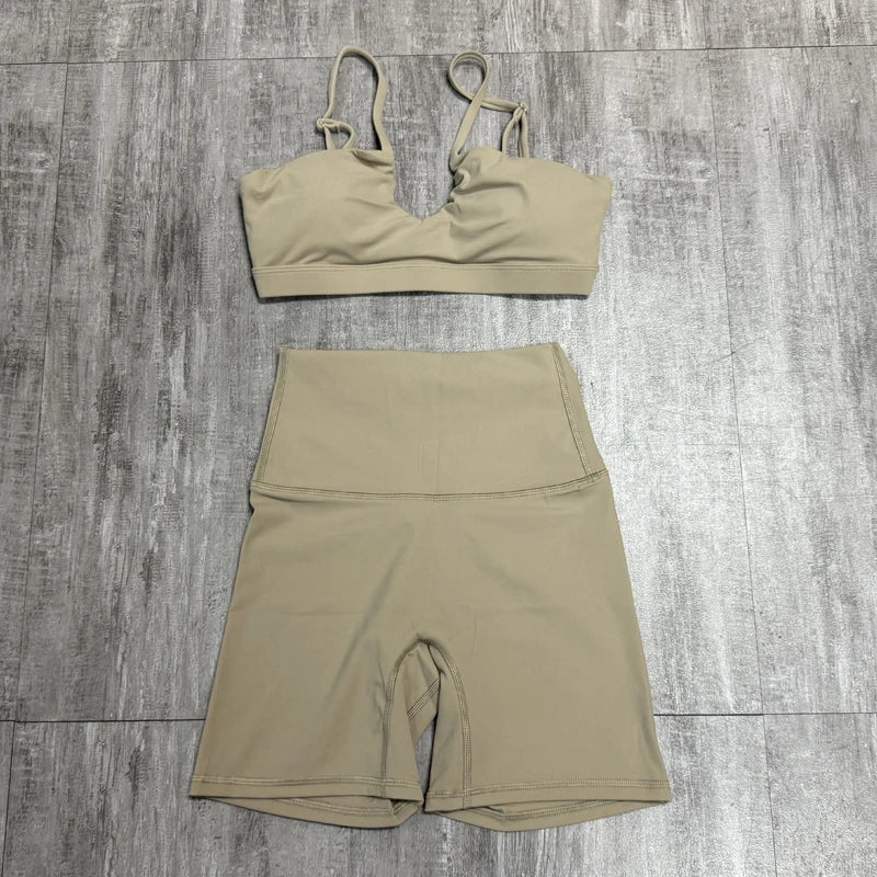 Conjunto de roupas esportivas femininas – top esportivo e shorts fitness.