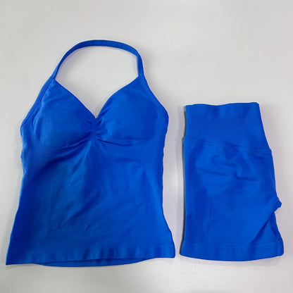 Conjunto de treino sem costura – Regata fitness feminina e shorts franzidos.