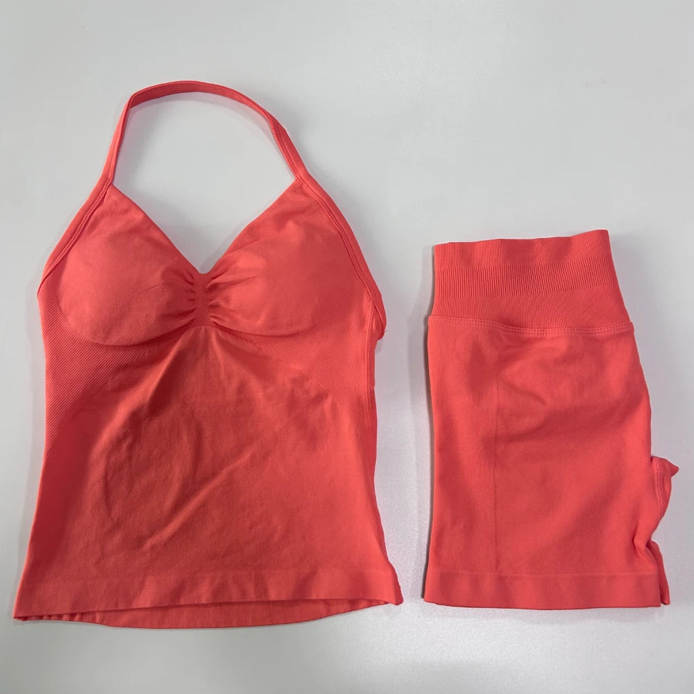Conjunto de treino sem costura – Regata fitness feminina e shorts franzidos.