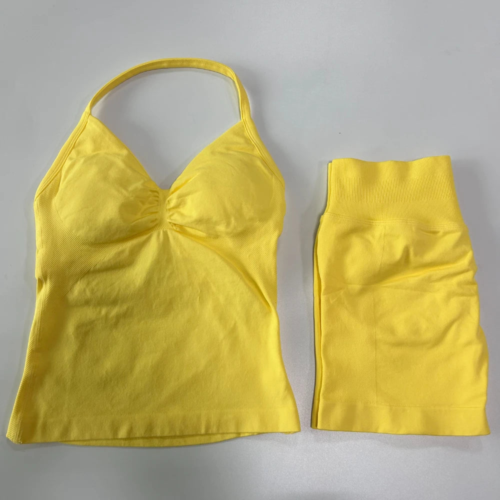 Conjunto de treino sem costura – Regata fitness feminina e shorts franzidos.