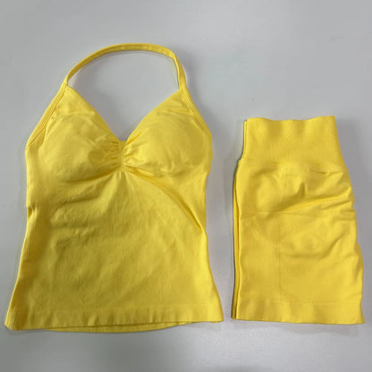Conjunto de treino sem costura – Regata fitness feminina e shorts franzidos.