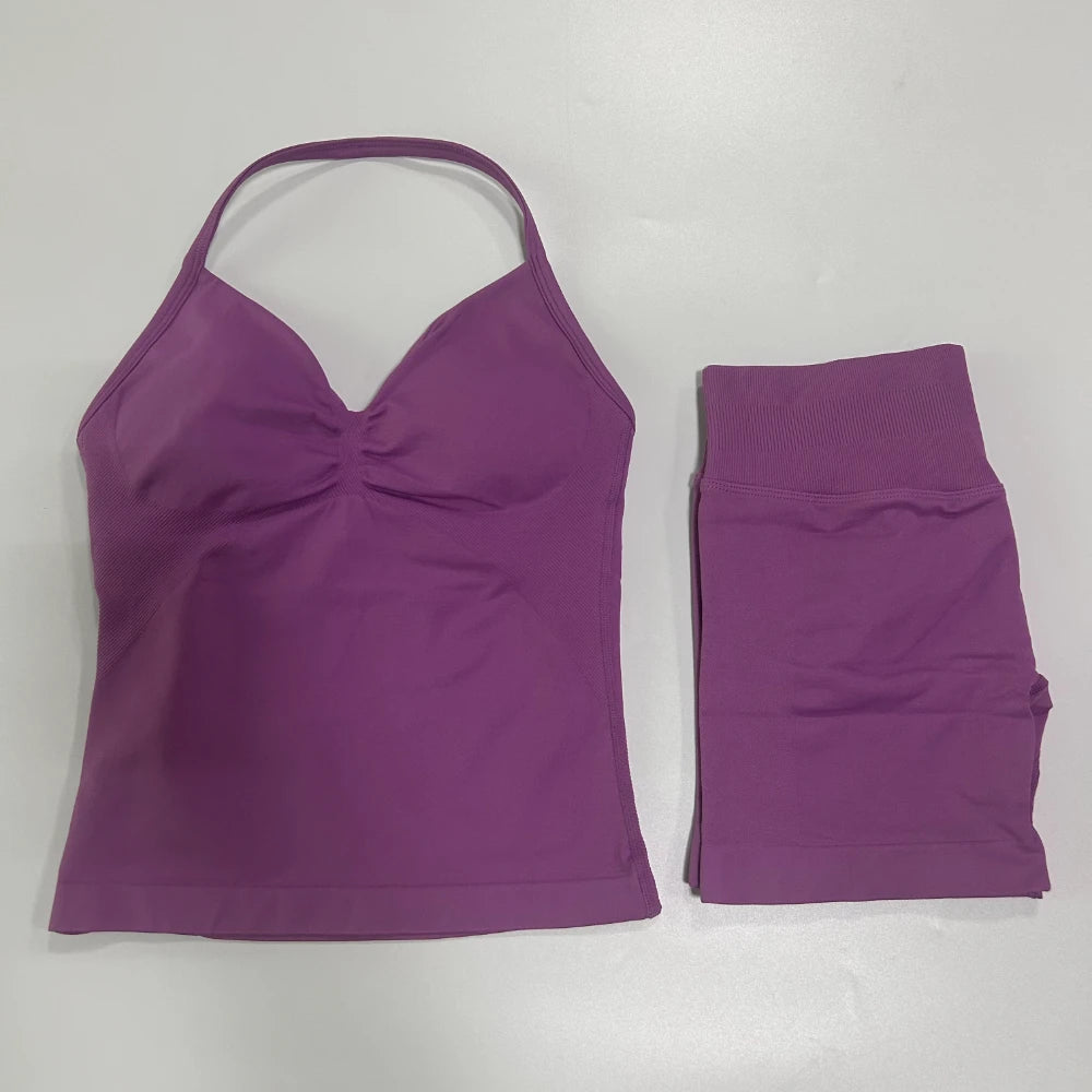 Conjunto de treino sem costura – Regata fitness feminina e shorts franzidos.
