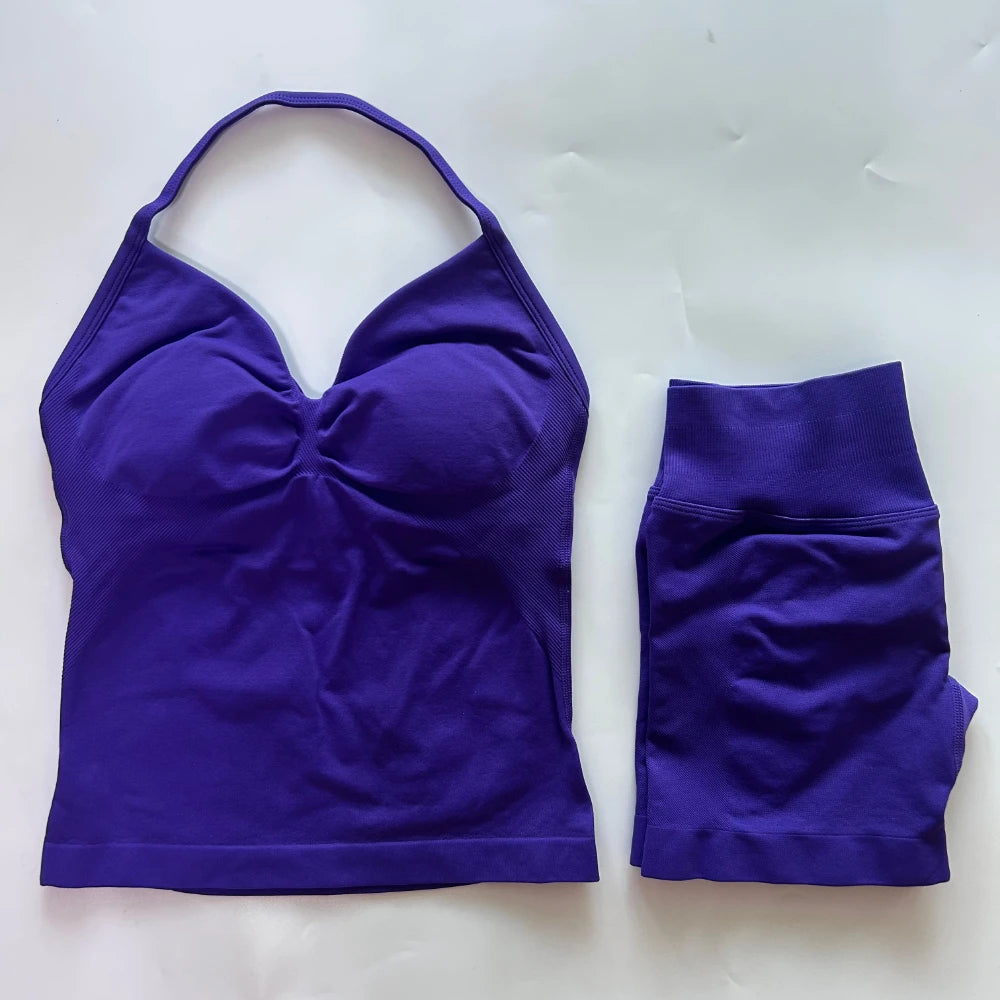 Conjunto de treino sem costura – Regata fitness feminina e shorts franzidos.