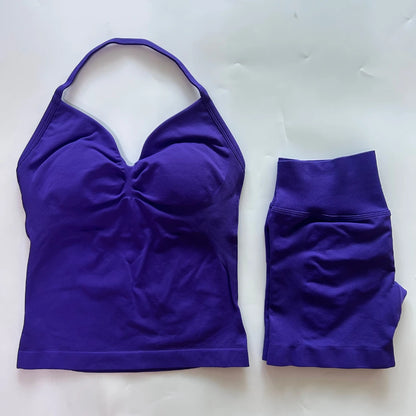 Conjunto de treino sem costura – Regata fitness feminina e shorts franzidos.