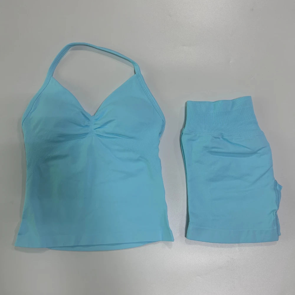 Conjunto de treino sem costura – Regata fitness feminina e shorts franzidos.
