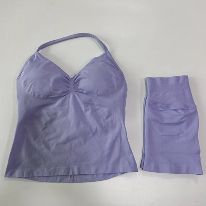 Conjunto de treino sem costura – Regata fitness feminina e shorts franzidos.