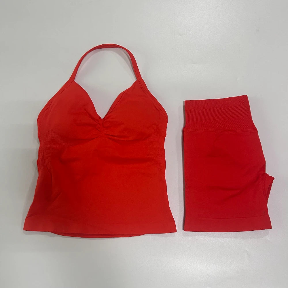 Conjunto de treino sem costura – Regata fitness feminina e shorts franzidos.