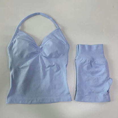 Conjunto de treino sem costura – Regata fitness feminina e shorts franzidos.