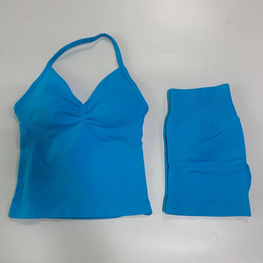Conjunto de treino sem costura – Regata fitness feminina e shorts franzidos.