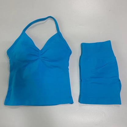 Conjunto de treino sem costura – Regata fitness feminina e shorts franzidos.