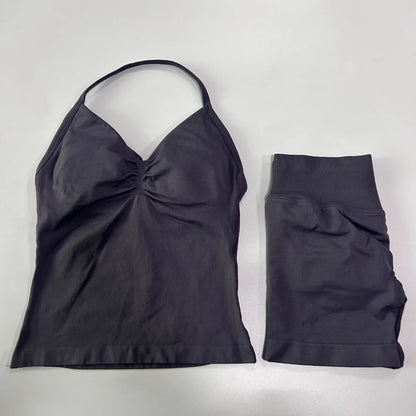 Conjunto de treino sem costura – Regata fitness feminina e shorts franzidos.
