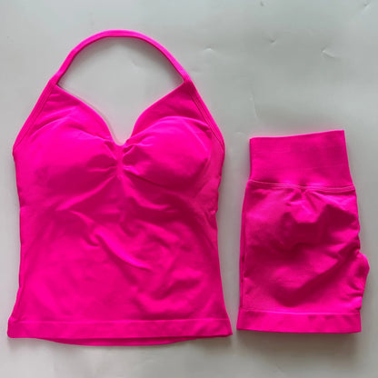 Conjunto de treino sem costura – Regata fitness feminina e shorts franzidos.