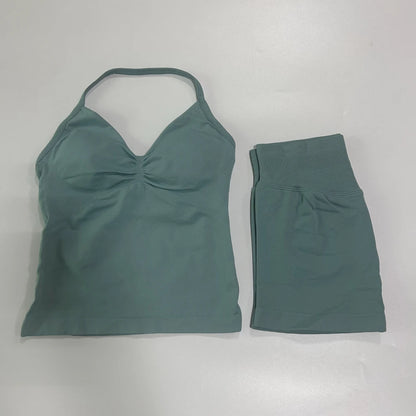 Conjunto de treino sem costura – Regata fitness feminina e shorts franzidos.