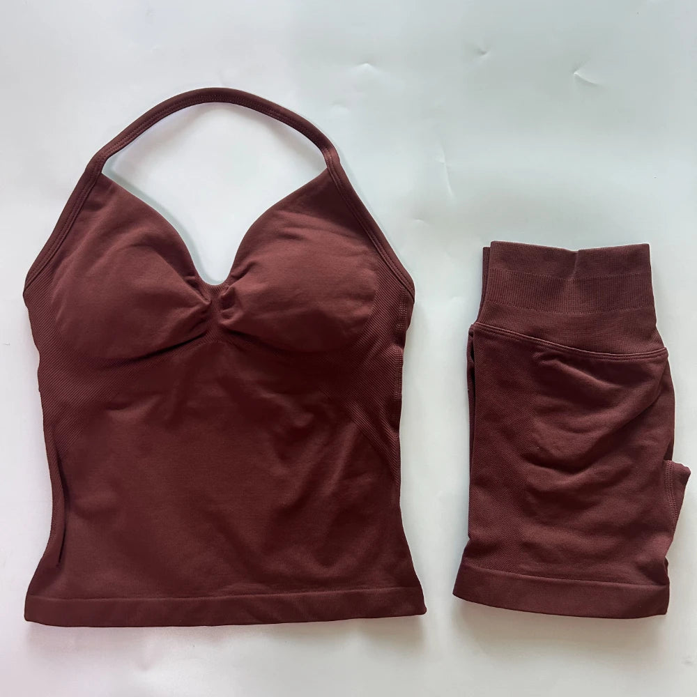 Conjunto de treino sem costura – Regata fitness feminina e shorts franzidos.