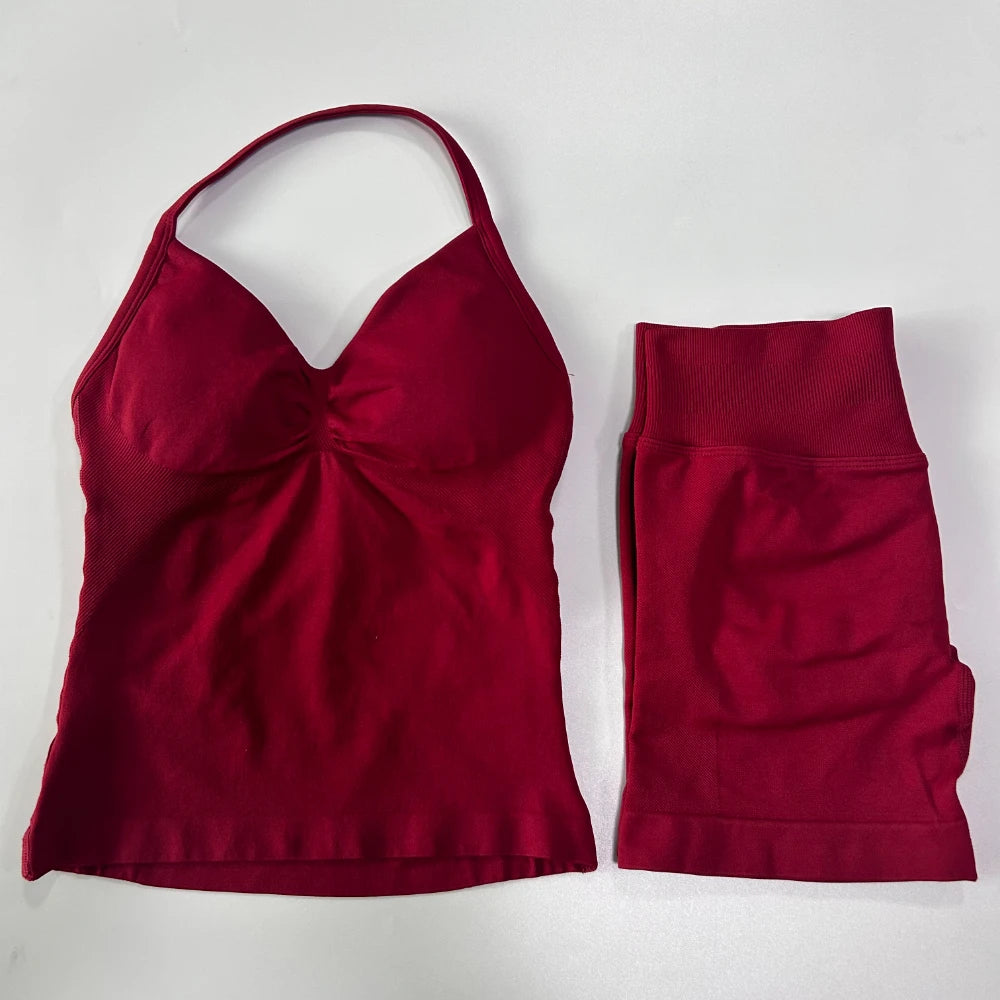 Conjunto de treino sem costura – Regata fitness feminina e shorts franzidos.