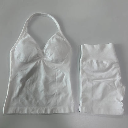 Conjunto de treino sem costura – Regata fitness feminina e shorts franzidos.