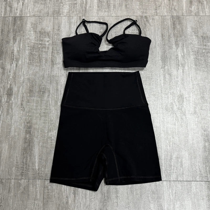 Conjunto de roupas esportivas femininas – top esportivo e shorts fitness.