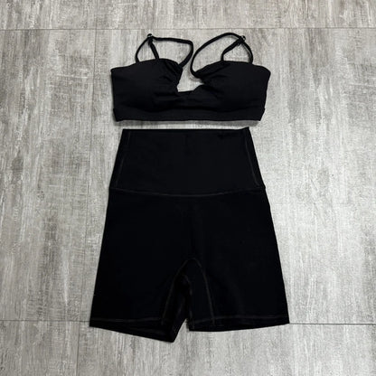 Conjunto de roupas esportivas femininas – top esportivo e shorts fitness.