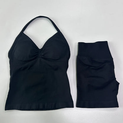 Conjunto de treino sem costura – Regata fitness feminina e shorts franzidos.