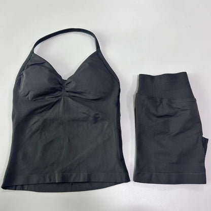 Conjunto de treino sem costura – Regata fitness feminina e shorts franzidos.