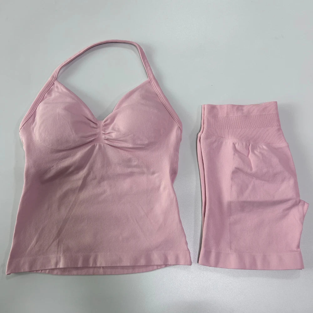 Conjunto de treino sem costura – Regata fitness feminina e shorts franzidos.