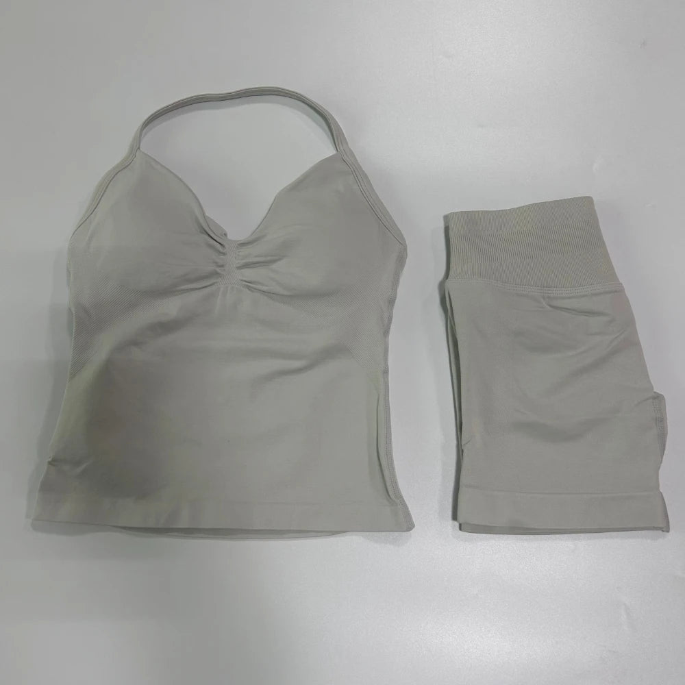 Conjunto de treino sem costura – Regata fitness feminina e shorts franzidos.