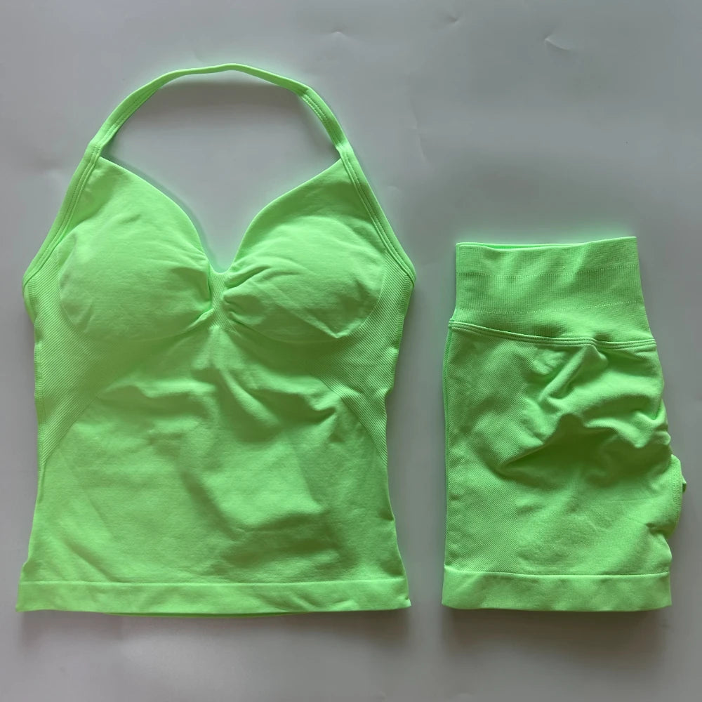 Conjunto de treino sem costura – Regata fitness feminina e shorts franzidos.