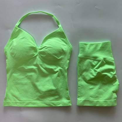 Conjunto de treino sem costura – Regata fitness feminina e shorts franzidos.