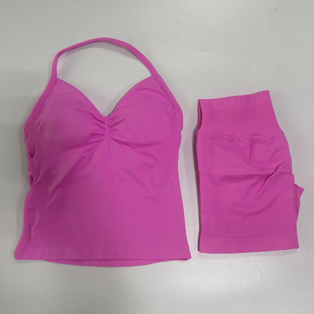 Conjunto de treino sem costura – Regata fitness feminina e shorts franzidos.