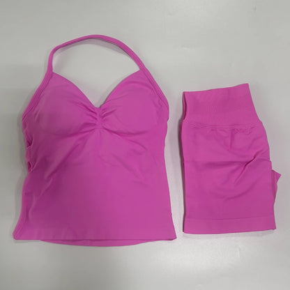Conjunto de treino sem costura – Regata fitness feminina e shorts franzidos.