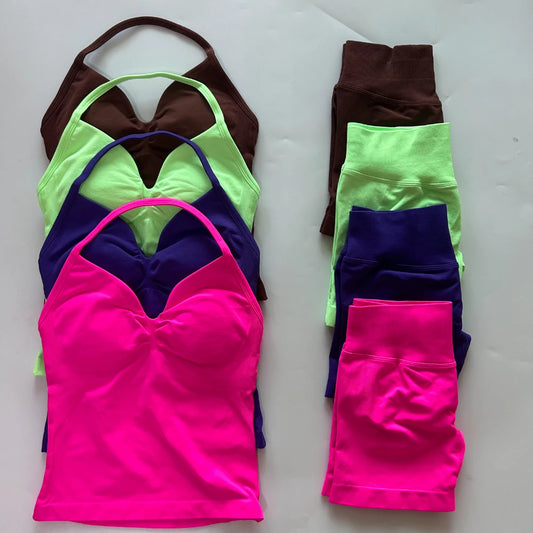 Conjunto de treino sem costura – Regata fitness feminina e shorts franzidos.